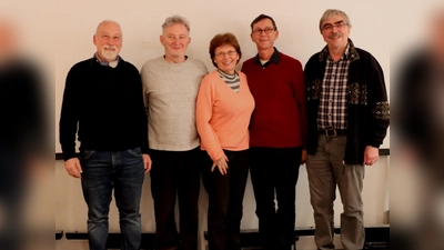 Der neue Vorstand der „Linie 1”. Von links nach rechts: Josef Schmid (Kassenwart), Robert Schütze (Schriftführer), Jana Davis (Beisitzerin), Norbert Kästle (Vorsitzender) und Dieter Fuchs (Beisitzer). (Foto: Verein)