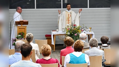 Pfarrer Berkmüller und Diakon Stocker hielten an Mariä Himmelfahrt eine feierliche Messe im Freien ab. (Foto: Stephan Simon)