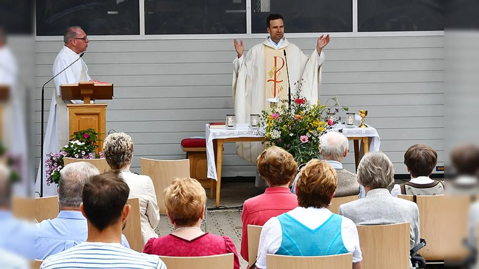 Pfarrer Berkmüller und Diakon Stocker hielten an Mariä Himmelfahrt eine feierliche Messe im Freien ab. (Foto: Stephan Simon)