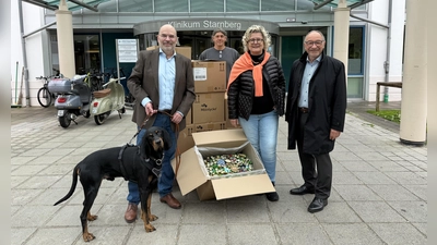 Gemeinsam für den guten Zweck: Hund „Anders“, Dr. Thomas Weiler, Jörn Bertleff, Fromuth Heene und Altlandrat Karl Roth (von links) bei der Übergabe der Kronkorken. (Foto: Starnberger Kliniken)