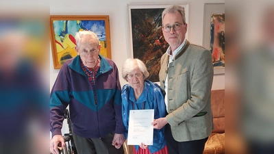 Bürgermeister Rainer Schnitzler überreichte den Jubilaren Katharina und Johann Hombach ein Geschenk der Gemeinde Pöcking. (Foto: Gemeinde Pöcking)
