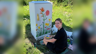 Antonia Ascher verschönert Stromkästen mit blumigen Motiven. (Foto: privat)