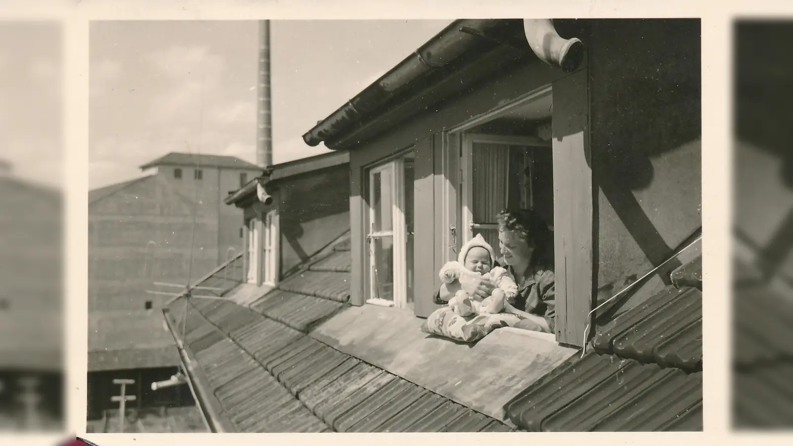 Der Kleine geht heute schon auf die 70 zu: Hier schaut er um 1960 zusammen mit Mama aus dem Arbeiterwohnhaus „Kalkofen“ heraus. Im Hintergrund die Papierfabrik; 1982 wurde sie gesprengt.  (Foto: Schlossmuseum)