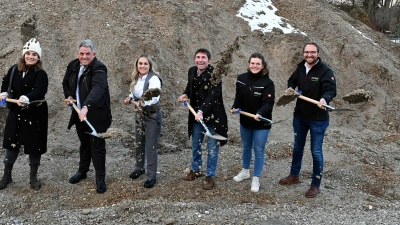 Von links: Maria Kerst (stellvertretende Vorsitzende des Jugendbeirats), Manfred Axenbeck (Vorsitzender CSU-Fraktion im Gemeinderat), Vanessa Riedel (Firma Jürgen Riedel Hoch- und Tiefbau), Bürgermeister Andreas Kemmelmeyer, Maria Fochler und Nico Gentner (beide vom Generalunternehmer, der Zimmerei Stark). (Foto: Gemeinde Ufg/foe)
