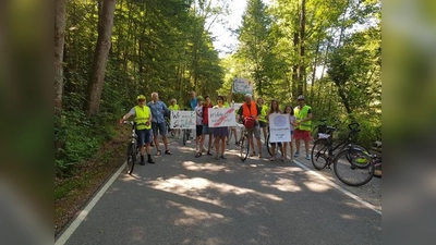 Die Staatsstraße 2351 zwischen Glonn und Moosach soll Fahrradstraße werden!  (Foto: VA)
