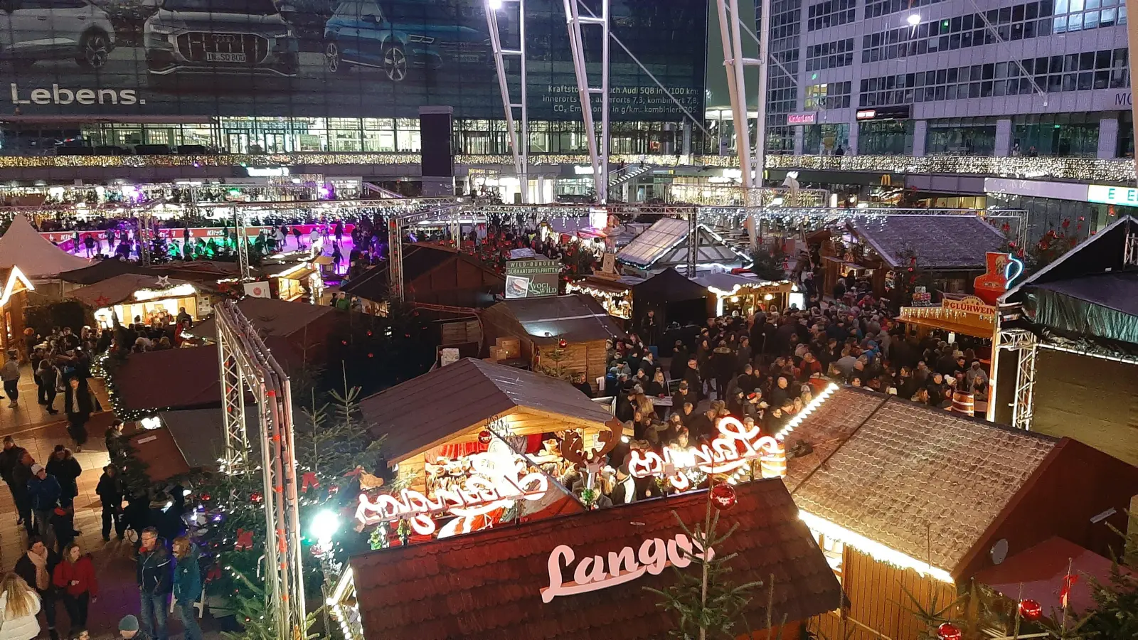 Weihnachtsmarkt am Airport: Auf der gewaltigen überdachten Freifläche zwischen den Terminals sind über 40 Stände und eine große Eisbahn aufgebaut. (Foto: Stefan Dohl)