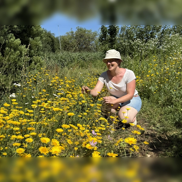 Christine Eicher freut sich über die Blütenpracht. (Foto: pst)