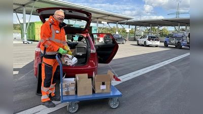 Awista-Mitarbeiter Dragan Cvetanovic mit einem der neuen Wägelchen, die für den bequemen Abtransport der Wertstoffe zur Verfügung stehen. (Foto: pst)