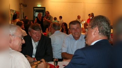 Politische Weggefährten, wie Max von Heckel (links) spornten Josef Mögele (Mitte) dazu an,  2014  wieder zu kandidieren. „Wir wünschen Dir bis 2020 alles Gute.” Im Gespräch: Johann Stadler  (CSU), BA-Vorsteher in Hadern und OB Christian Ude. (Foto: tg)