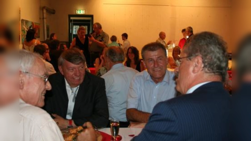 Politische Weggefährten, wie Max von Heckel (links) spornten Josef Mögele (Mitte) dazu an,  2014  wieder zu kandidieren. „Wir wünschen Dir bis 2020 alles Gute.” Im Gespräch: Johann Stadler  (CSU), BA-Vorsteher in Hadern und OB Christian Ude. (Foto: tg)