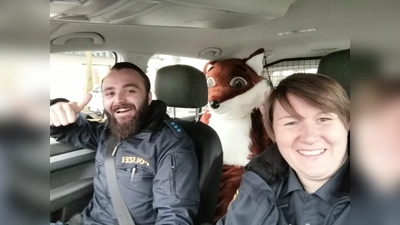 Zur Freude der Schwabinger Schüler kam der Lesefuchs im Polizeiauto zur Lesestunde. (Foto: Schwabinger Polizei)