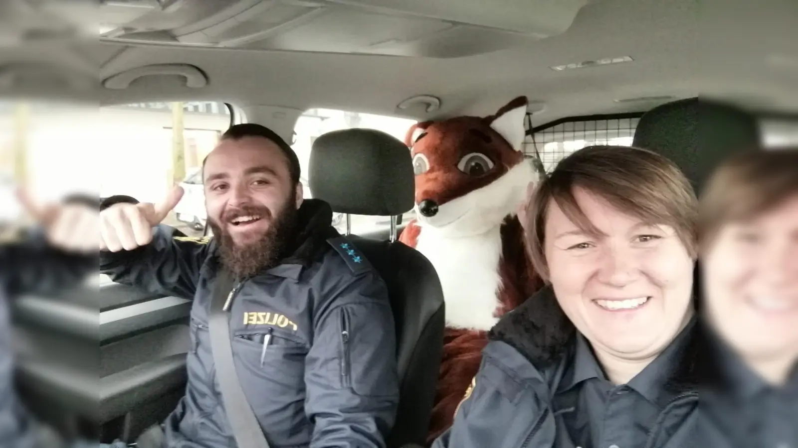 Zur Freude der Schwabinger Schüler kam der Lesefuchs im Polizeiauto zur Lesestunde. (Foto: Schwabinger Polizei)