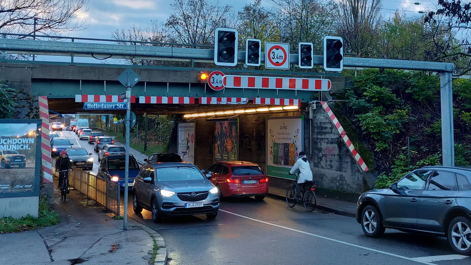Die Bahnbrücke an der Dachauer Straße in Moosach wird höher und breiter. (Foto: bas)
