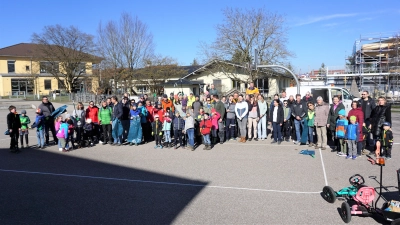 Auch am Treffpunkt in Alling trafen sich viele engagierte Bürgerinnen und Bürger um gemeinsam achtlos weggeworfenen Müll zu sammeln. (Foto: Gemeinde Alling)