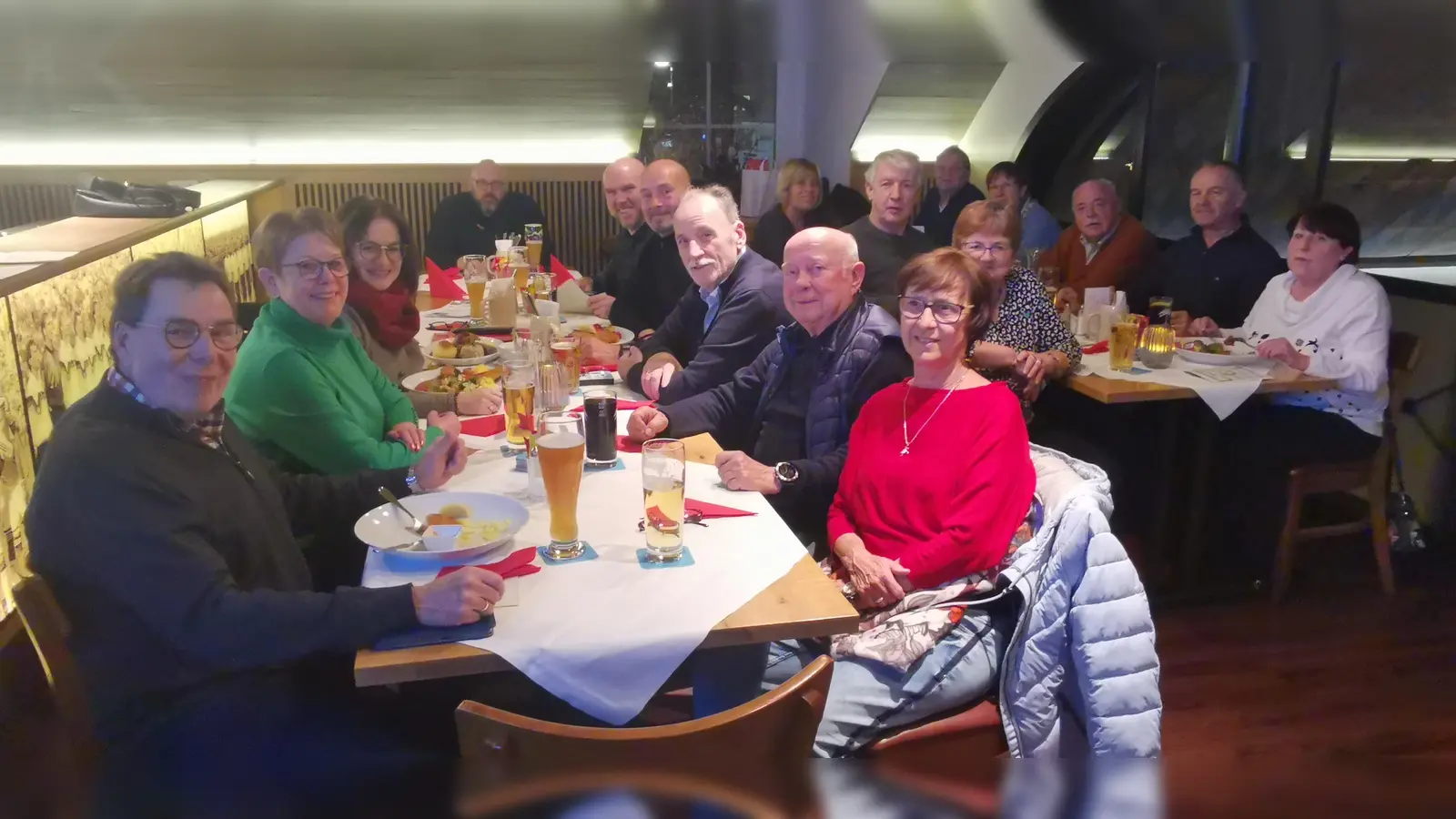 In geselliger Runde und bei guter Verköstigung wurde die Hauptversammlung des MSC abgehalten.  (F.: MSC Garching)