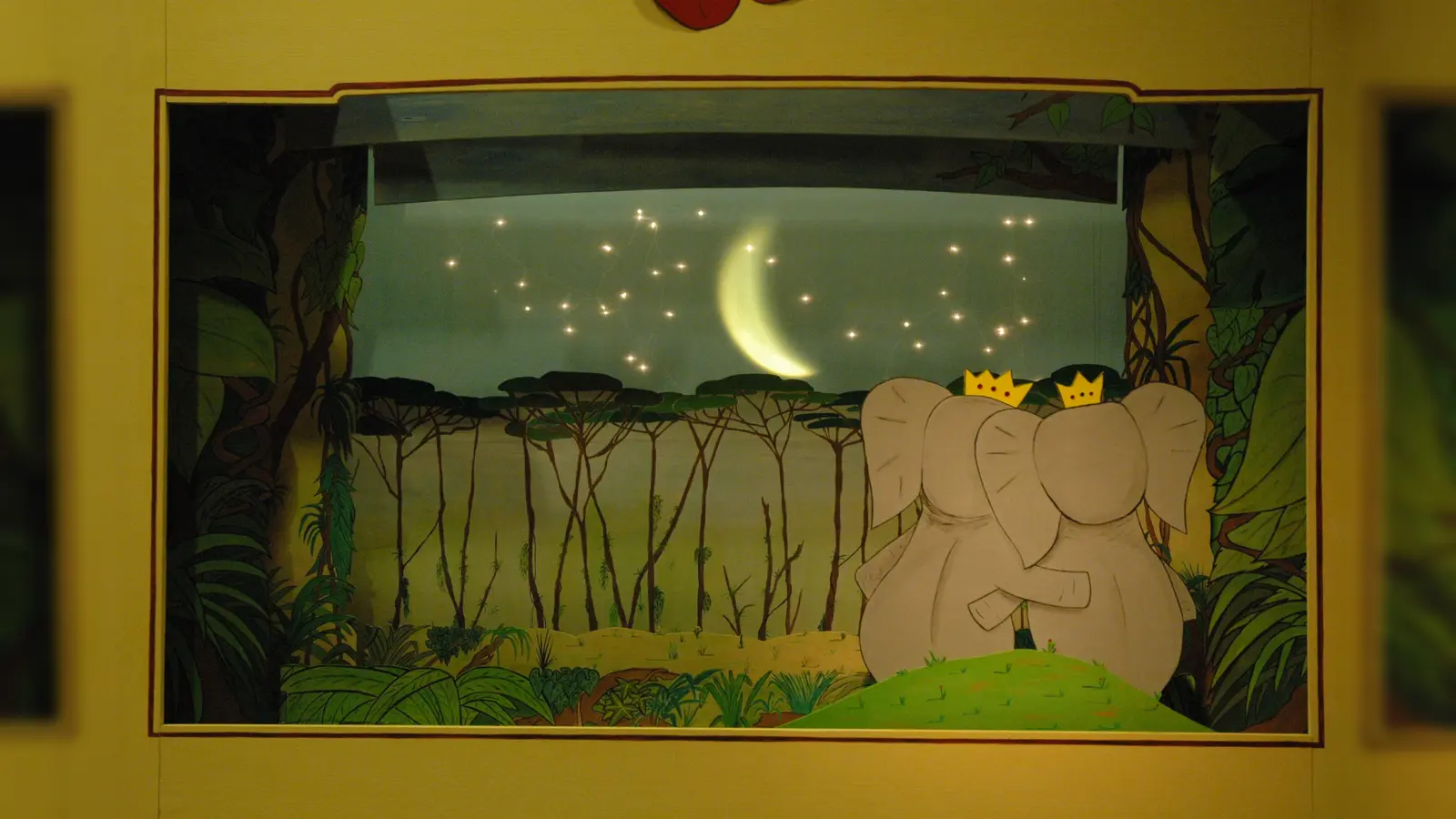 Im großen Regenwald: Die Elefantenmutter und andere große und kleine Elefanten haben das neugeborene Kind Babar sehr lieb. (Foto: concierto münchen e.V.)