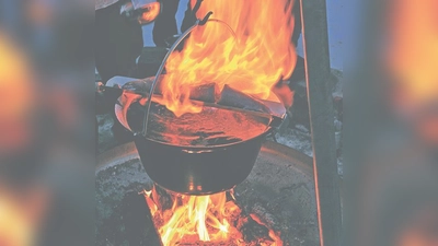 Feuerzangenbowle ganz traditionell über dem offenen Feuer  das gibt's nur beim Christkindlmarkt auf dem Wiesheuhof am 8. und 9. Dezember.  (Foto: VA)