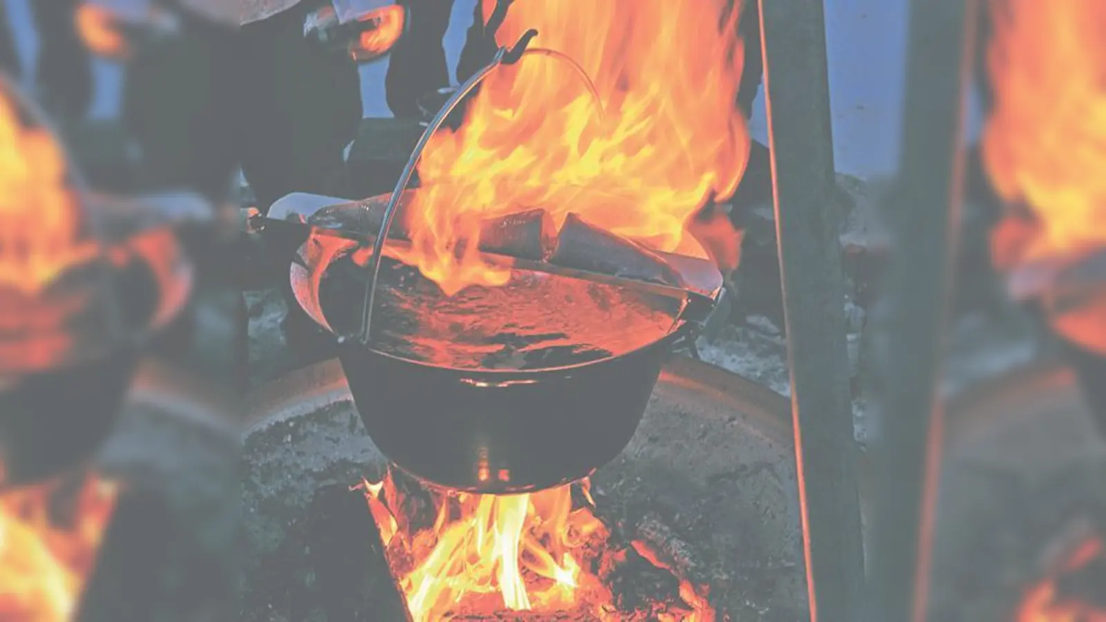 Feuerzangenbowle ganz traditionell über dem offenen Feuer  das gibt's nur beim Christkindlmarkt auf dem Wiesheuhof am 8. und 9. Dezember.  (Foto: VA)