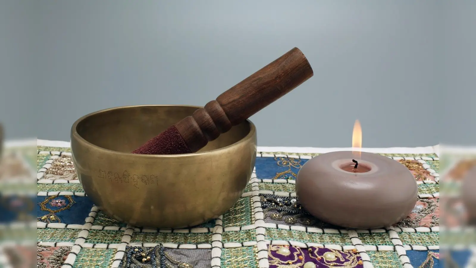 Sanfte Töne von Klangschalen nehmen die Teilnehmenden bei den Imaginationsreisen mit in die eigene Fantasie. (Foto: vhs Germering)