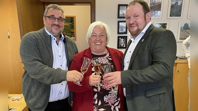 Sind begeistert über die positive Resonanz der Bürger auf den Bürgerwindpark: Die Bürgermeister (v.l.) Michael Falkenhahn (Otterfing), Barbara Bogner (Sauerlach) und Peter Wagner (Aying).  (Foto: Gemeinde Sauerlach)