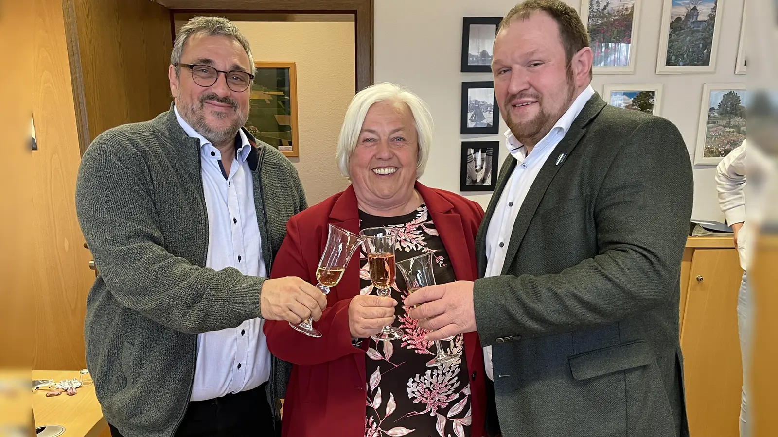 Anstoßen auf den nächsten großen Schritt in Richtung Windenergie, die Abgabe des Bauantrags: Die Bürgermeister (v.l.) Michael Falkenhahn (Otterfing), Barbara Bogner (Sauerlach) und Peter Wagner (Aying).  (Foto: Gemeinde Sauerlach)
