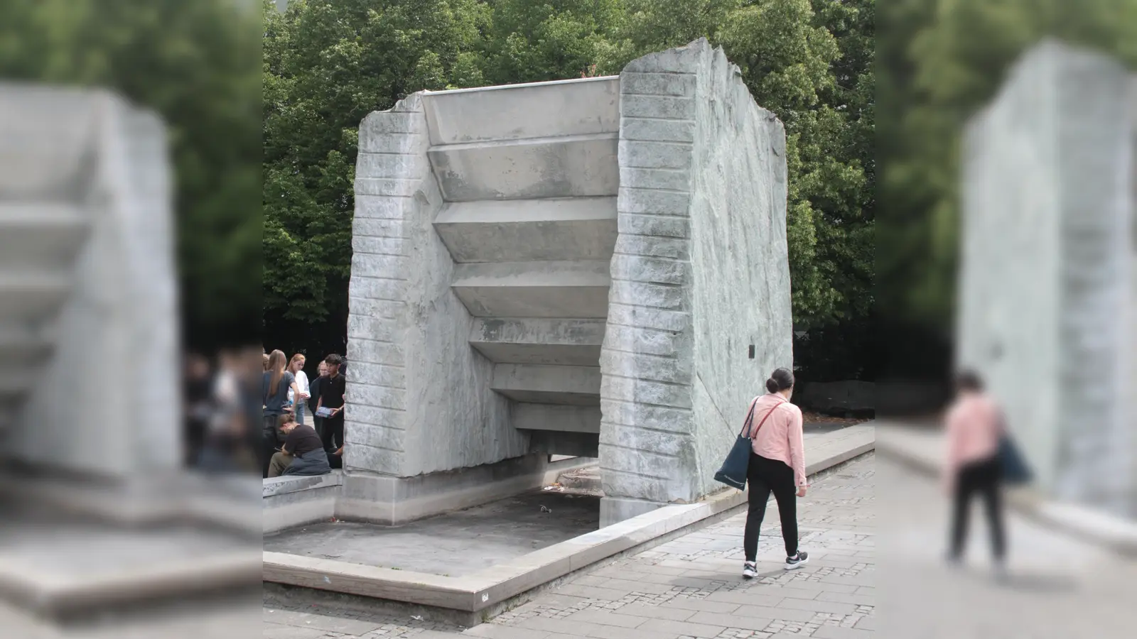 Der Brunnen aus Schweizer Granit wurde 1992 von Magdalena Jetelová gestaltet. Das Wasser - wenn es denn einmal fließt - stürzt wie in einem Gebirgsbach die Stufen zwischen den beiden Gesteinsblöcken herab.  (Foto: job)