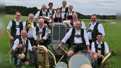 Die Mitglieder der Bachhauser Blasmusik freuen sich über viele Interessenten beim „Tag der offenen Tür”. (Foto: H.P. Höck)