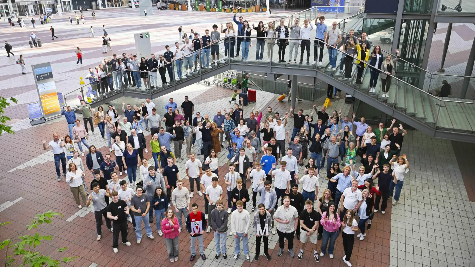Die neuen Nachwuchskräfte des Flughafens, ihre Eltern, das Ausbildungsteam sowie weitere Betreuer aus den Flughafen-Fachbereichen. (Foto: ATF Pictures)
