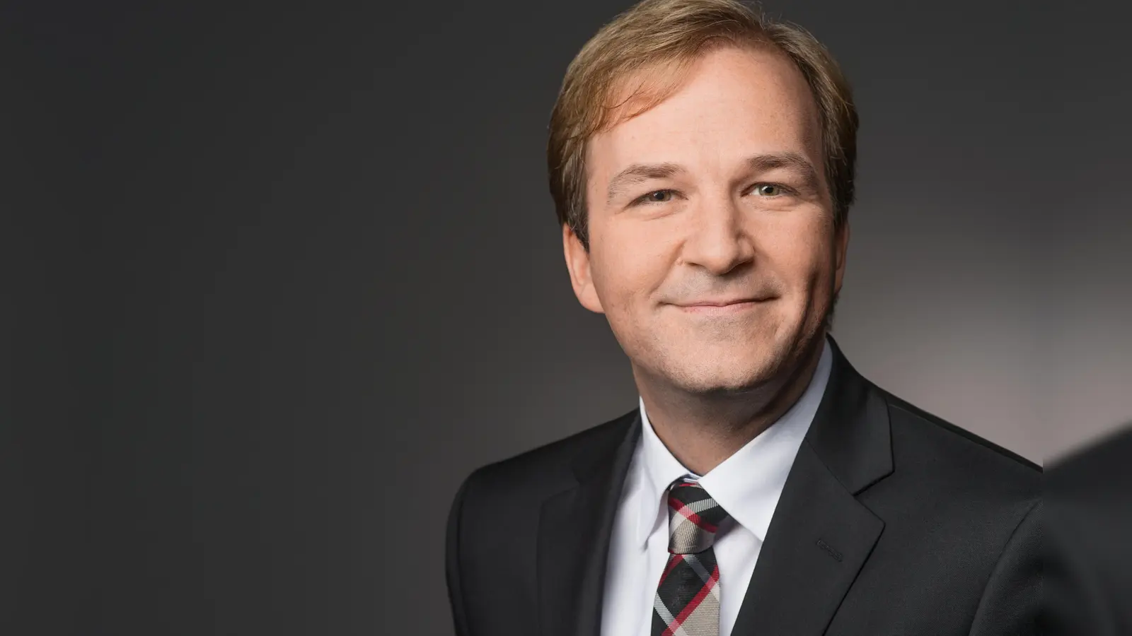 Stefan Hertel ist der Leiter Presse &amp; Kommunikation beim Handelsverband Deutschland (HDE e.V.) und Jurymitglied für den Medienpreis „Durchblick” des BVDA. (Foto: Die Hoffotografen GmbH Berlin)