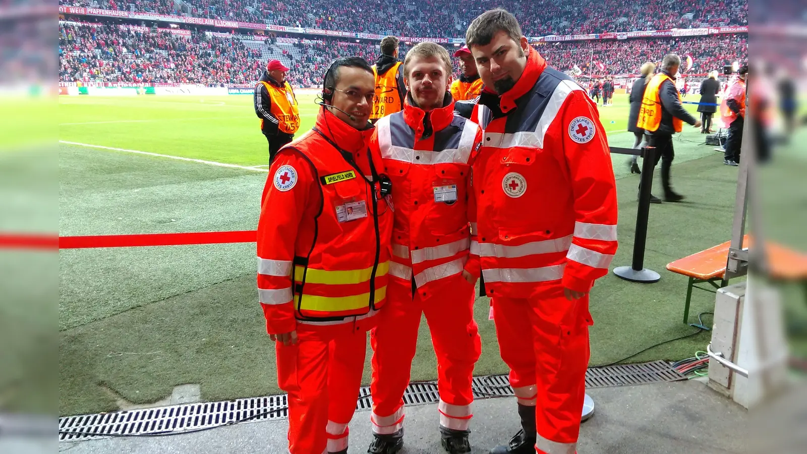 Hautnah dabei: Das Spielfeld-Team des Roten Kreuzes steht während dem Spiel direkt am Spielfeldrand bereit. (Foto: BRK)