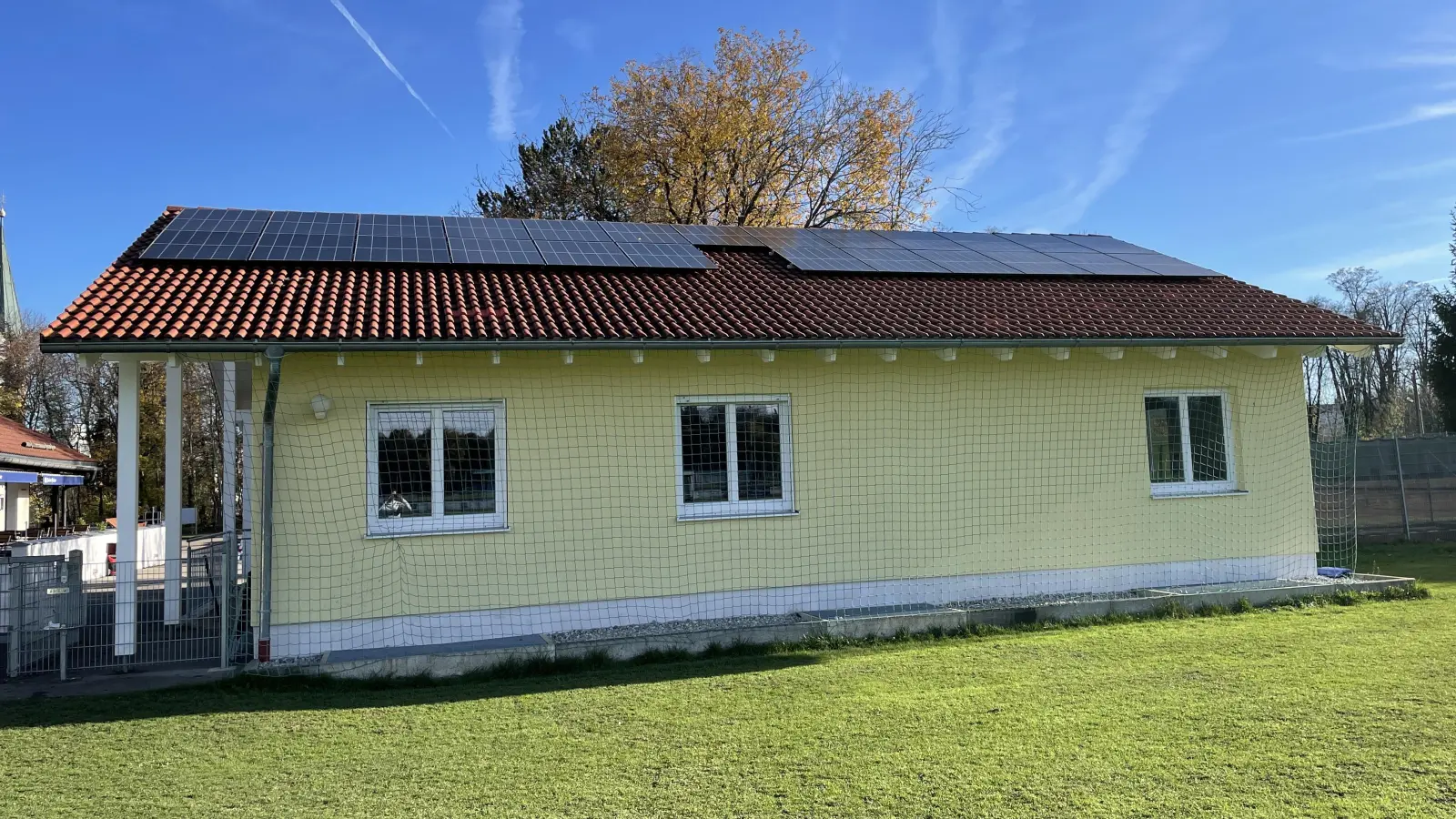 Die Solaranlage wurde bereits auf dem Dach angebracht. (Foto: Nico Schartner (Regionalwerk Würmtal) )