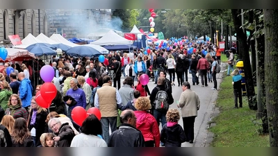 Entlang der Steinsdorfstraße erfreut wieder an drei Tagen das Isarinselfest seine Besucher – mit einem vielfältigen Kulturprogramm und guter Bewirtung.  (Foto: Isarinselfestverein)