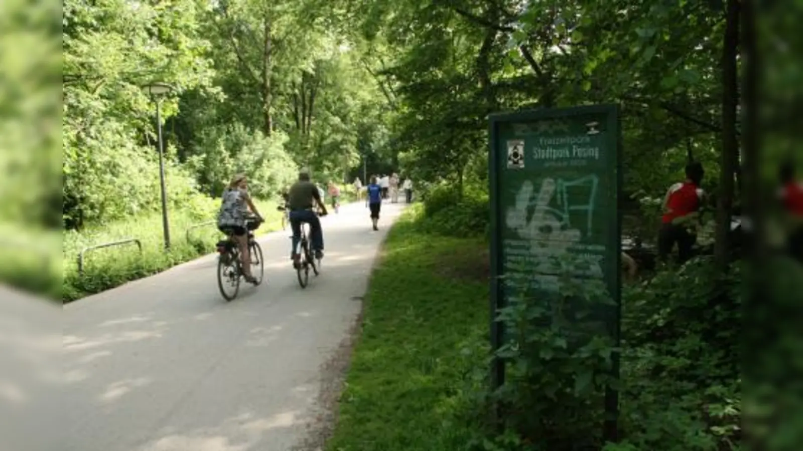 Der Pasinger Stadtpark ist beliebt, die Wege sind allzeit voller Radler und Spaziergänger. Eine extra Skaterspur passe da nicht mehr hin, und noch mehr Asphalt vertrage der Stadtpark nicht, meinen die Kritiker. (Foto: US)