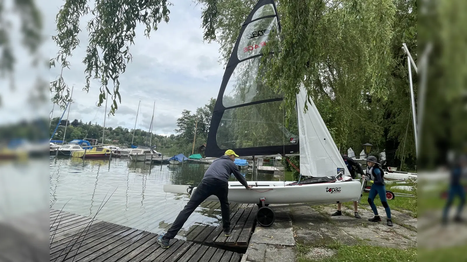 Christoph von Essen hilft mit, das gewonnene Boot ins Wasser zu schieben. (Foto: pst)