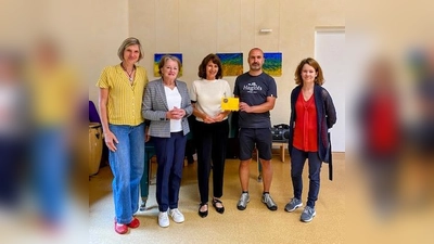 Spendenübergabe: v.l. Christa Köhler, Dr. Helga Chromek (IWC Ammersee), Katharina Hammer, Florian Braun, Christina Huber (Sozialtherapeutisches Netzwerk e.V.). (Foto: Elke Straubinger)