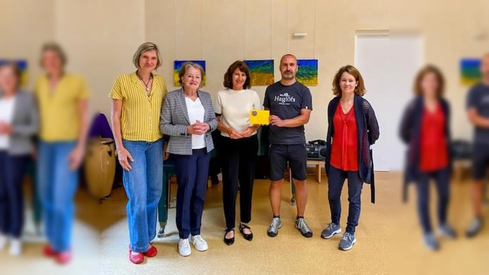 Spendenübergabe: v.l. Christa Köhler, Dr. Helga Chromek (IWC Ammersee), Katharina Hammer, Florian Braun, Christina Huber (Sozialtherapeutisches Netzwerk e.V.). (Foto: Elke Straubinger)