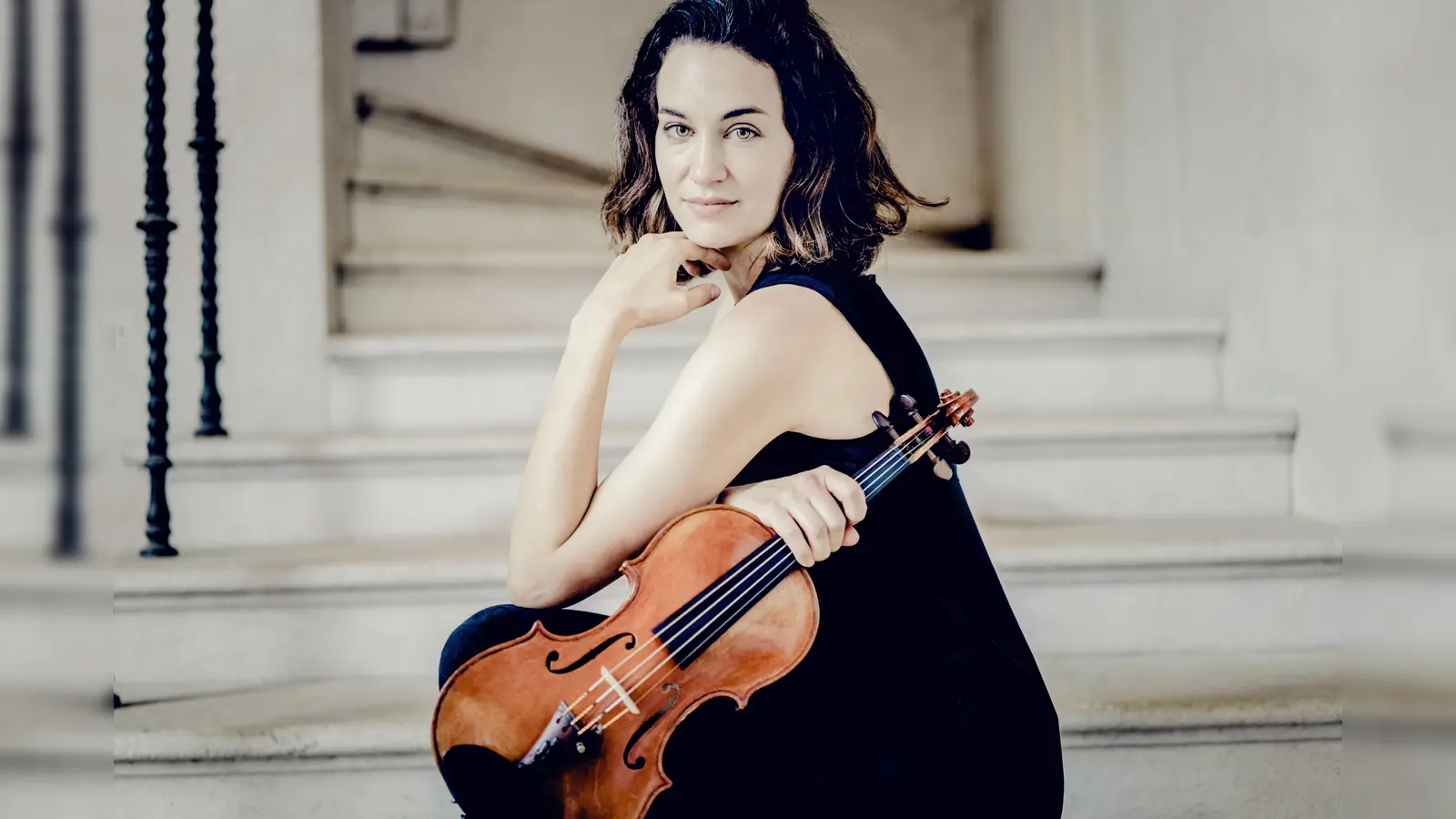 Sophia Herbig ist eine aus München stammende Geigerin. Ihre Orchestertätigkeit führte sie zu führenden europäischen Klangkörpern wie u.a. dem Symphonieorchester des Bayerischen Rundfunks. Seit Oktober 2019 ist sie als Stimmführerin der 2. Violinen im Mozarteumorchester Salzburg engagiert.  (Foto: Andrej Grilc)