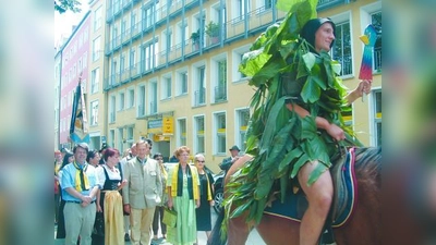 Der Wasservogel hoch zu Pferde, dahinter die Gruppe der BA-Mitglieder mit Prinz Wolfgang von Bayern und Diana Stachowitz (MdL). (Foto: bb)