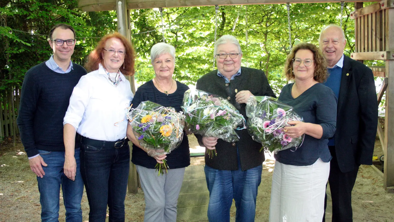 Sven Wackermann und Maria Osterhuber-Völkl (von links) sowie Thomas Schmatz (rechts) vom Mariensäule-Verein zeichneten Liebgard Passian, Gerhard Geitz und Ulrike Seiffert (Dritte, Vierter und Fünfte von links) aus. (Foto: job)