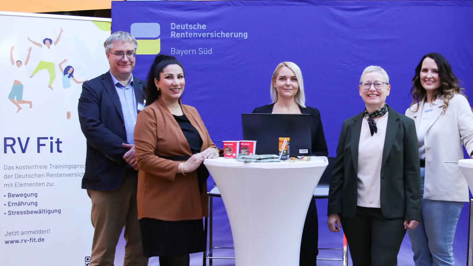  Mitarbeiterinnen und Mitarbeiter der Deutschen Rentenversicherung (DRV) Bayern Süd erläuterten das Präventionsangebot RV Fit. (Foto: DRV)