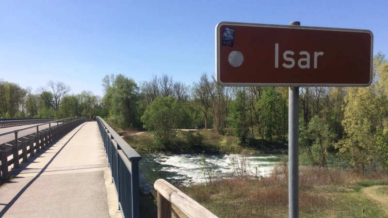 Für das Befahren der Isar im Landkreis München gelten besondere Sicherheitsvorschriften. Im Bereich von Wehranlagen besteht Lebensgefahr. (Archivbild: dm)