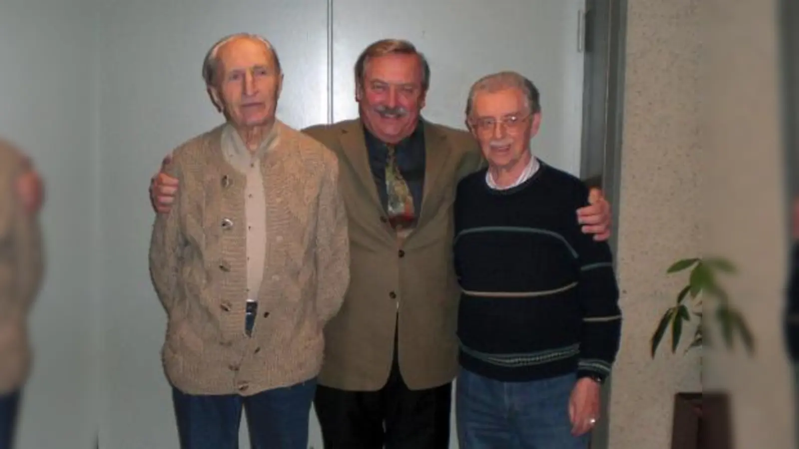 Bei seinen langjährigen Stellvertretern Josef Feneberg (l.) und Erwin Forster (r.) bedankte sich Helmut Pfundstein für ihr großes Engagement. (Foto: pi)