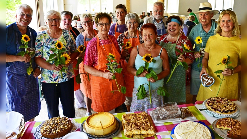 Alle Helferinnen und Helfer erhielten von der Bürgermeisterin (r.) als Dank eine Sonnenblume und ein Herzerl. Dr. Elmar Ziegler (2.v.r) und Traudl Strejc (5.v.r.) freuten sich mit dem tatkräftigen Helferteam über das Lob von Susanne Hoyer. (Foto: R. Lex)