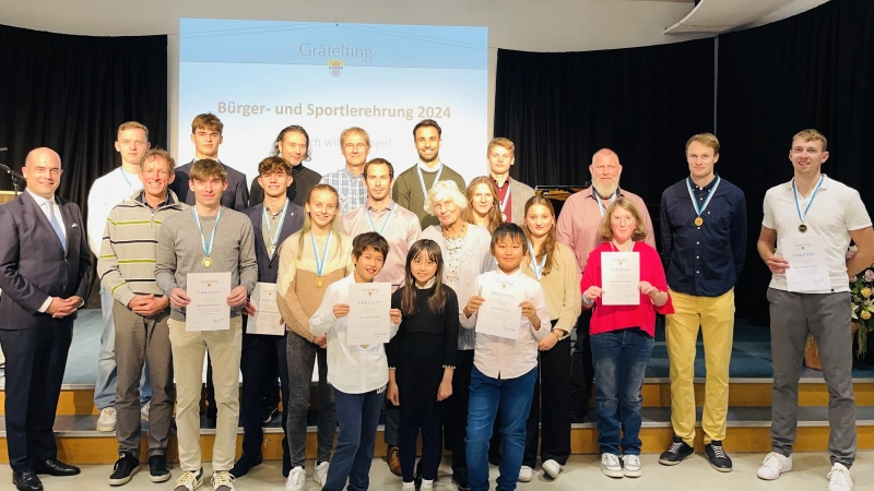 Freuten sich über Medaillen und Urkunden: Einige der Ausgezeichneten bei der Bürger- und Sportlerehrung in Gräfelfing sowie 2. Bürgermeister Wolfgang Balk (links). (Foto: Birgit Doll)