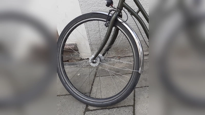 Damit man mit den dünnen Fahrradreifen nicht zu Fall kommt, werden in diesem Winter testweise einige Radwege gesalzen.  (Foto: mha)