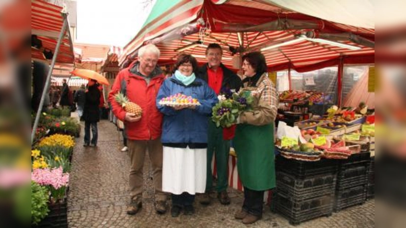 Osterstimmung auf dem Pasinger Viktualienmarkt: Johann Fischer, Cornelia Kober, Ludwig Adler und Cornelia Adler freuten sich über die gute Marktstimmung und präsentierten ihre Waren. (Foto: US)