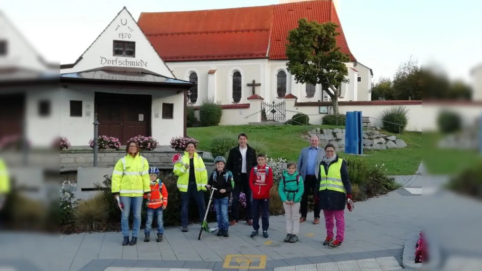 Bürgermeister Georg Scheitz (zweiter von rechts) freut sich gemeinsam mit den Schulweghelfern über die gespendete Sicherheitskleidung der Bayernwerk Netz GmbH, übergeben durch Stefan Drexl, Kommunalbetreuer. (Foto: Gemeinde Andechs)