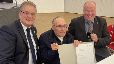 Heinrich Popp (Bildmitte) wurde vom Landkreis für sein Engagement im Heimatverein Garching geehrt. Es gratulierten Garchings Bürgermeister Dr. Dietmar Gruchmann (l.) und Landrat Christoph Göbel (r.). (Foto: hw)