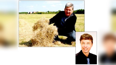 Anwohner Egon Franzmann zeigt das abgemähte Gras auf der Panzerwiese. Dr. Heinz Sedlmeier vom  Vogelschutzbund. 	 	 (Fotos: ws/Privat)