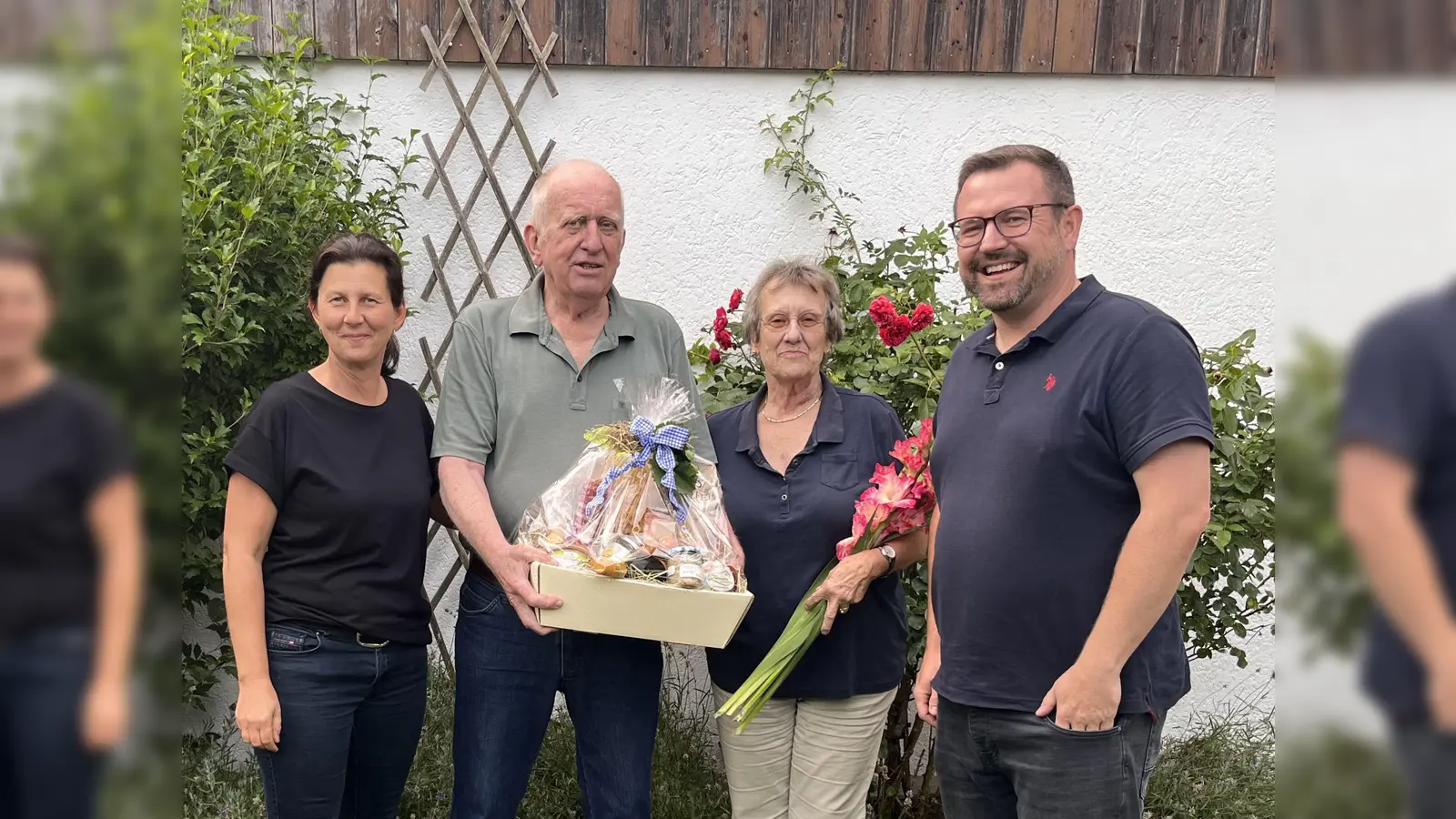 Dr. Wolfgang Groß und seine Frau Ute wünschten sich Spenden statt Geschenke. Mandy Rüger und René Buchmann (2. Vorsitzender vom Förderverein) bedankten sich für die großzügige Spende.  (Foto: Förderverein Jugendraum)